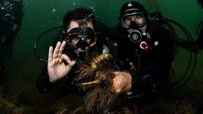 2,4 milyon metrek&uuml;p dip &ccedil;amuru temizlendi! Bakan Kurum İzmit K&ouml;rfezi'ne t&uuml;ple daldı