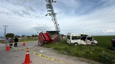 Aksaray'da servis minib&uuml;s&uuml; ile kamyonet &ccedil;arpıştı: 5 yaralı