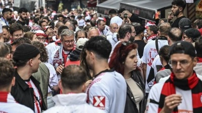 Alman ve İngiliz taraftarlar Dolmabah&ccedil;e'de