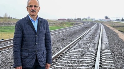 Bakan Uraloğlu a&ccedil;ıkladı: Mersin-Gaziantep arası 2 saat 15 dakikaya d&uuml;ş&uuml;yor
