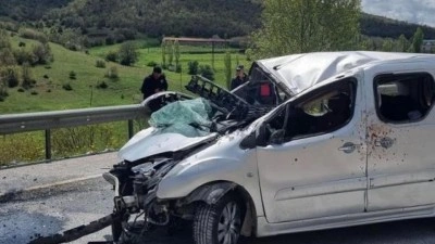Bariyerlere &ccedil;arpan ara&ccedil;taki 6 kişi yaralandı