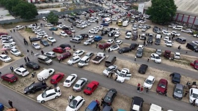 Bayram &ouml;ncesi Bursa oto pazarında yoğunluk
