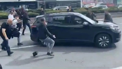 CHP Genel Merkezi &ouml;n&uuml;nde kalabalığa dalan ara&ccedil; kime ait? İddialar şoke etti