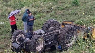 Devrilen trakt&ouml;r&uuml;n altında kalan gen&ccedil; yaşamını yitirdi