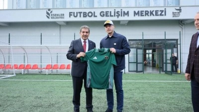 Mesut &Ouml;zil'den Esenler Belediyesi Futbol Gelişim Merkezi'ne ziyaret! Penaltı attı