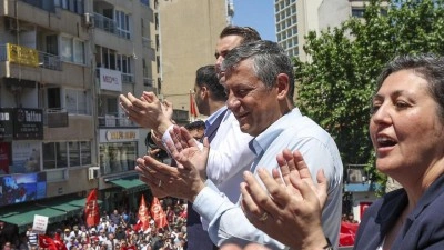 Polislere karşı provokasyonu &ouml;rg&uuml;tleyen &Ouml;zg&uuml;r &Ouml;zel İzmir'de 'boşluğa' seslendi