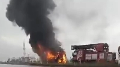 Sakarya'da bayram yolunda korkutan yangın: Yolcu otob&uuml;s&uuml; alev alev yandı